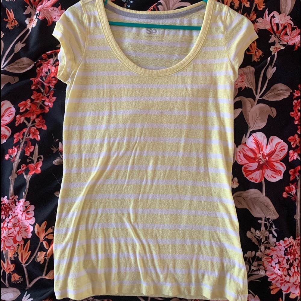 Short sleeved, medium front cut yellow and white